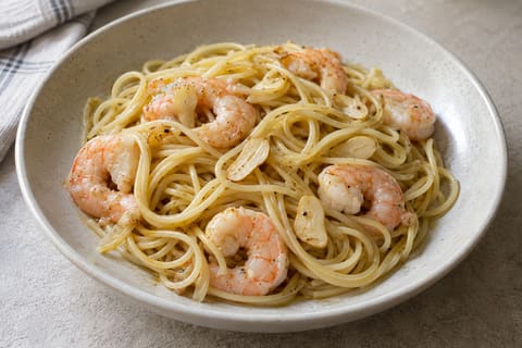 Garlic prawn spaghetti — finished-dish illustration